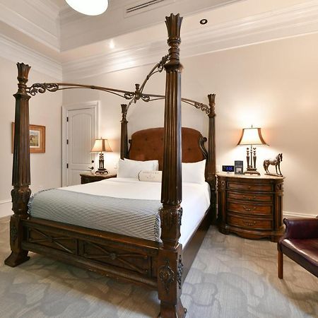 Kentucky Castle Hotel Versailles Esterno foto