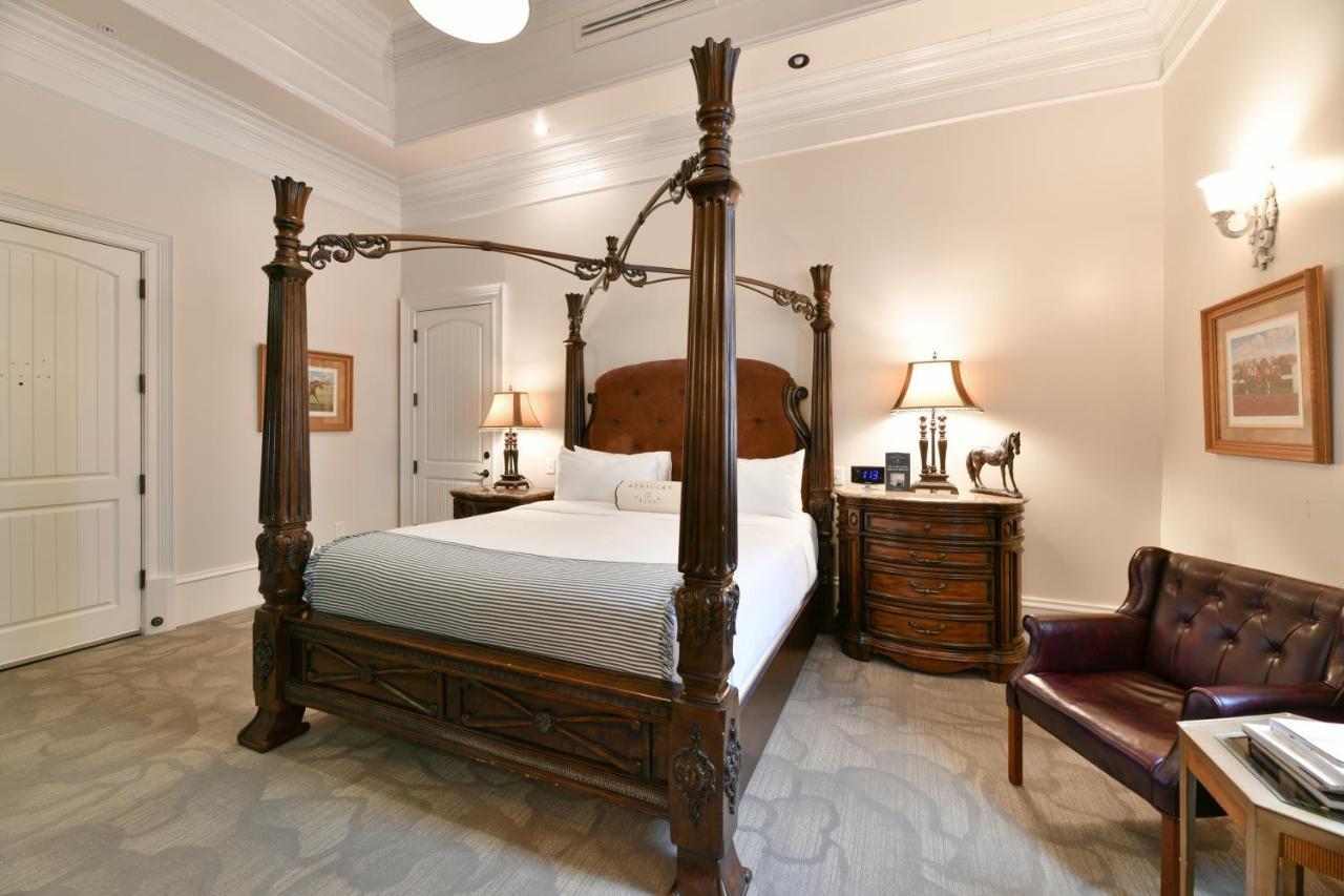 Kentucky Castle Hotel Versailles Esterno foto