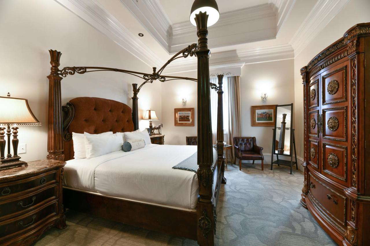 Kentucky Castle Hotel Versailles Esterno foto