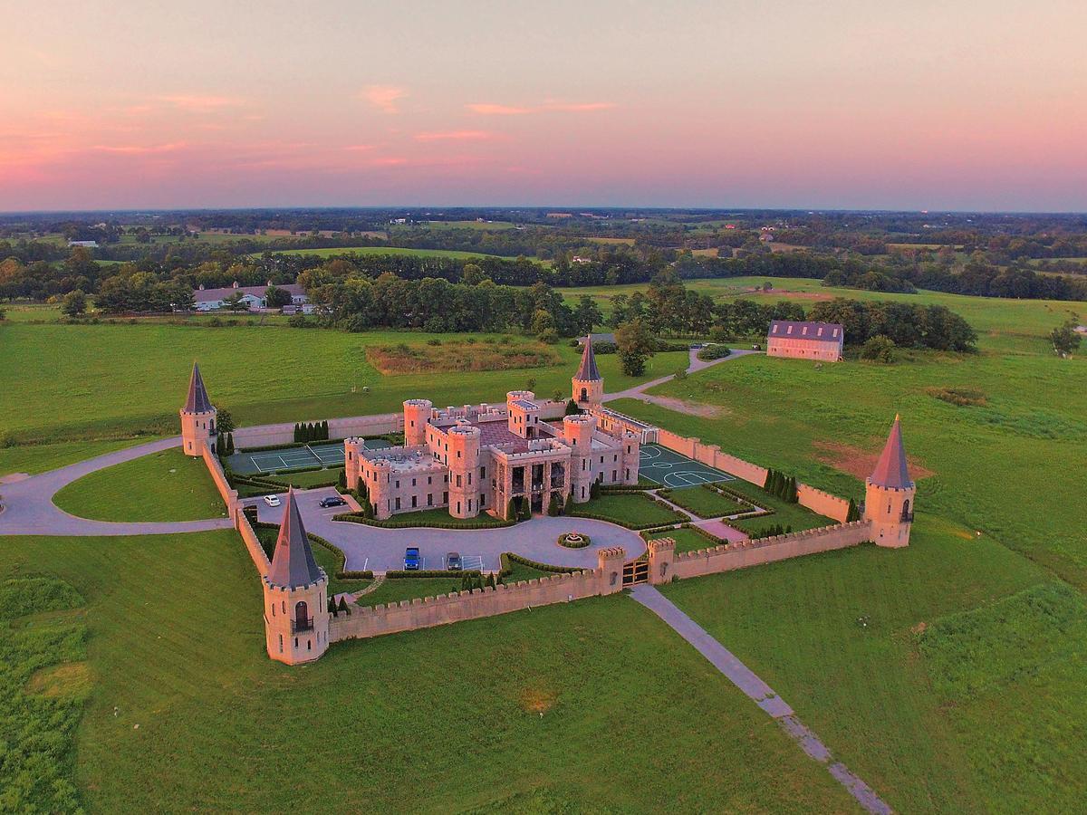 Kentucky Castle Hotel Versailles Esterno foto