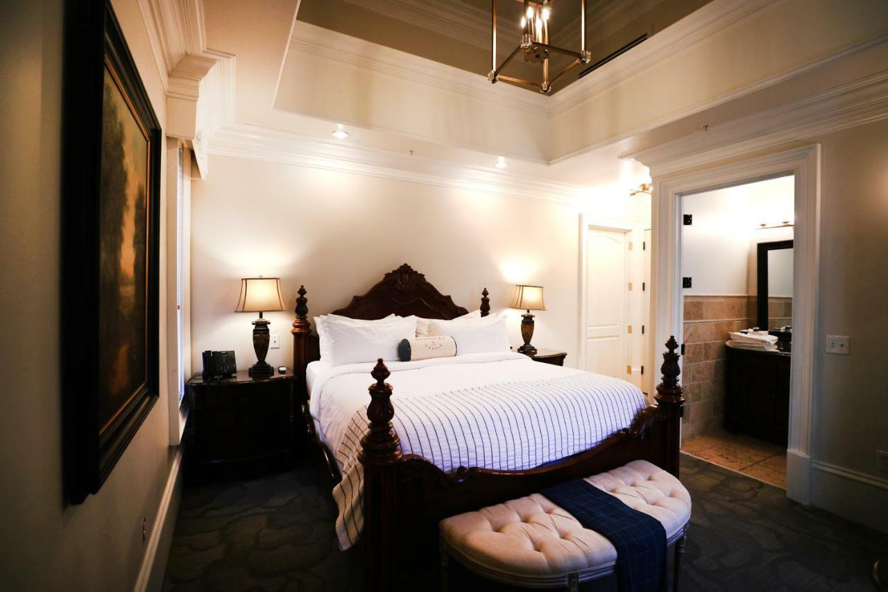 Kentucky Castle Hotel Versailles Esterno foto