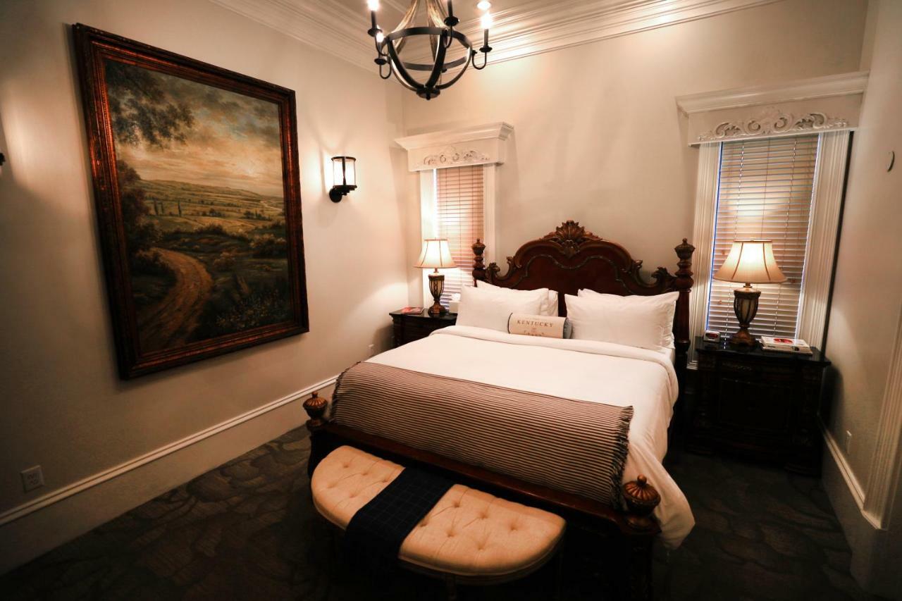 Kentucky Castle Hotel Versailles Esterno foto
