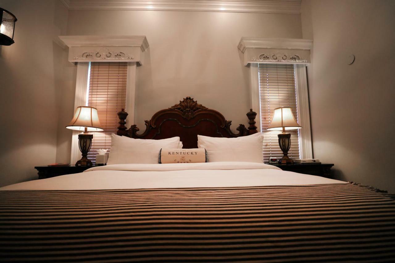 Kentucky Castle Hotel Versailles Esterno foto